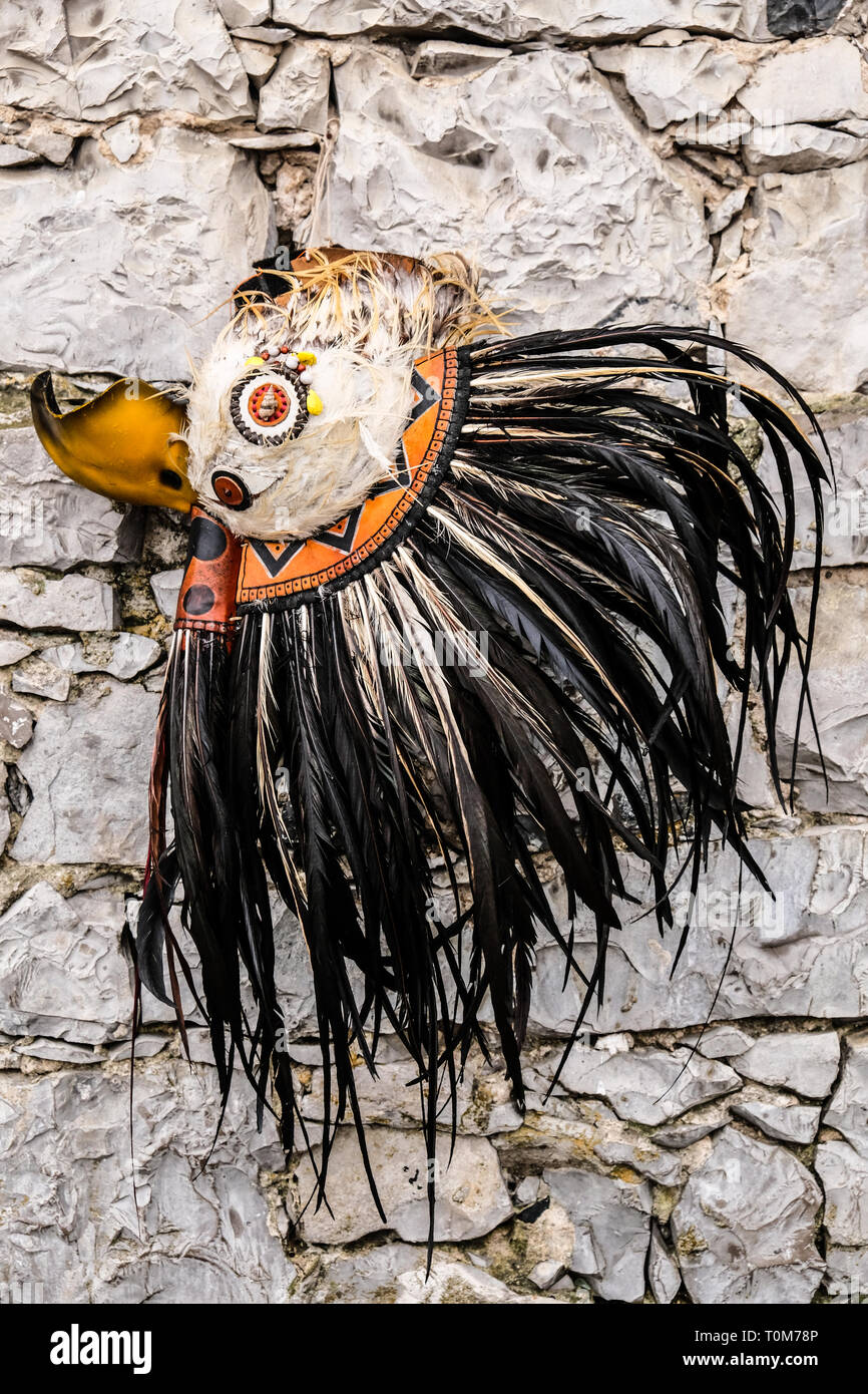 Un feathered maschera facciale dei popoli indigeni del Messico Foto Stock
