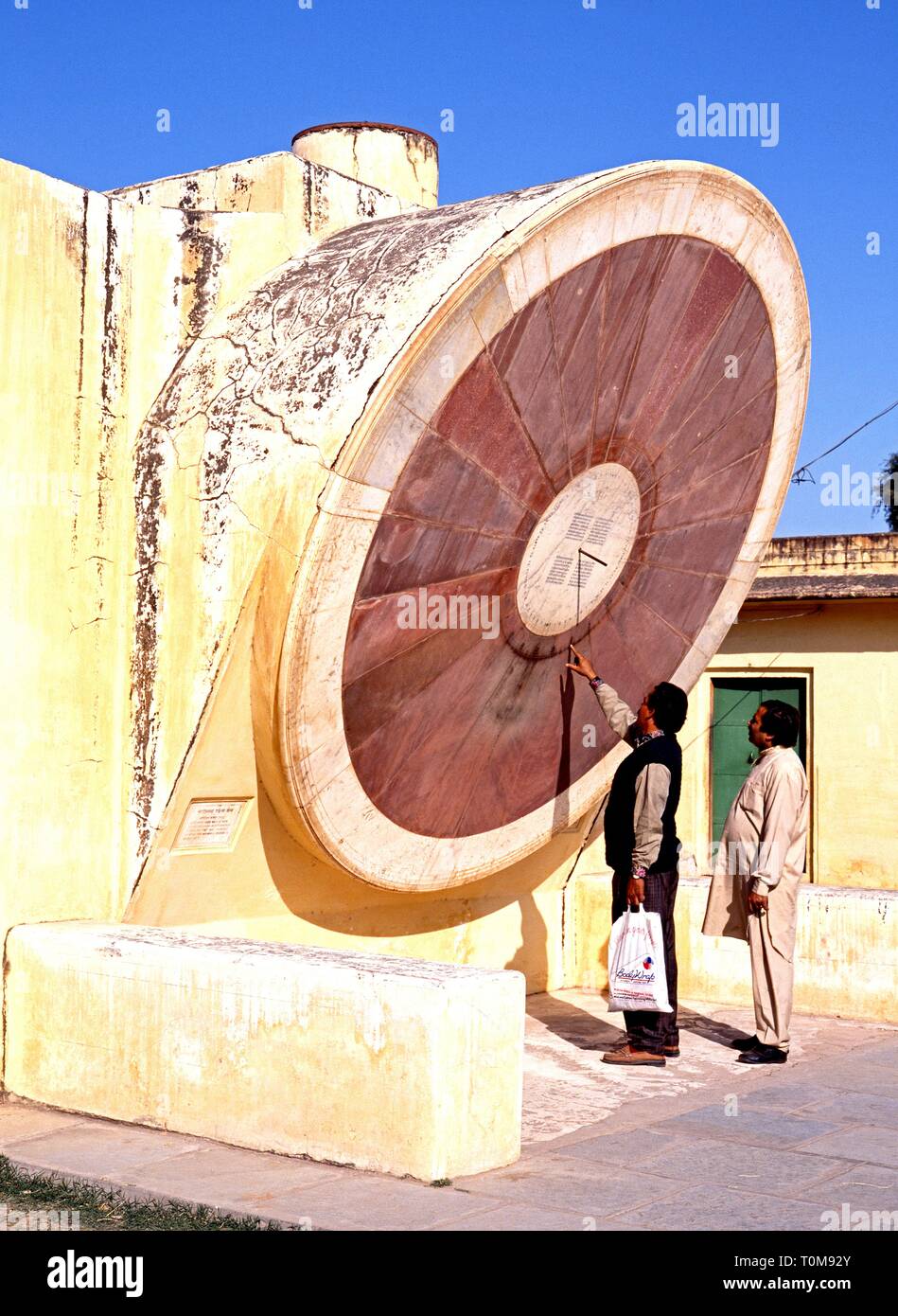 Persone che guardano la meridiana gigante noto come Samrat Yantra a Jantar Mantar Jai Osservatorio Singhs, Jaipur, Rajasthan, India. Foto Stock