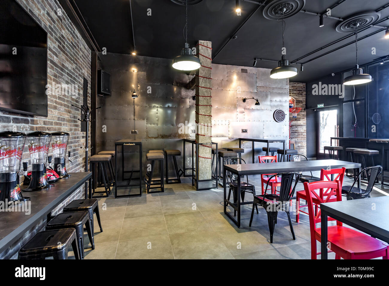 GRODNO, Bielorussia - marzo, 2019: all'interno nella moderna pub bar sport con scuri loft stile di design con sedie rosse Foto Stock