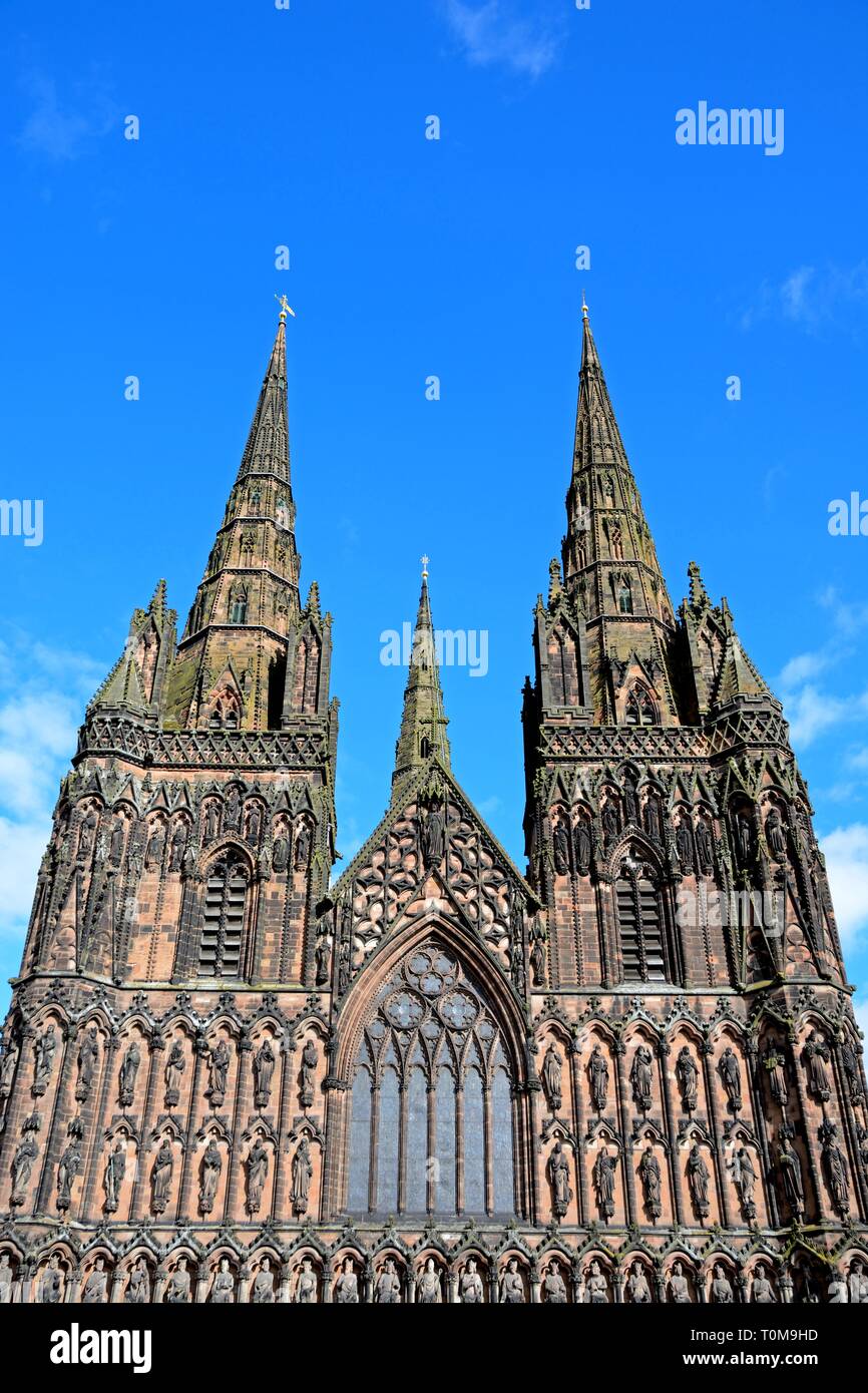 Vista frontale di Lichfield Cathedral, Lichfield, Staffordshire, Inghilterra, Regno Unito. Foto Stock