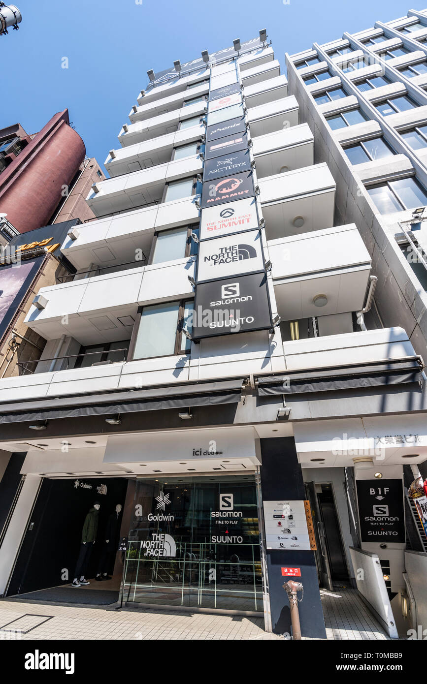 Outdoor Shop edificio, Jimbocho, Chiyoda-Ku, Tokyo, Giappone. Ci sono molti negozi outdoor in Jimbocho. Foto Stock