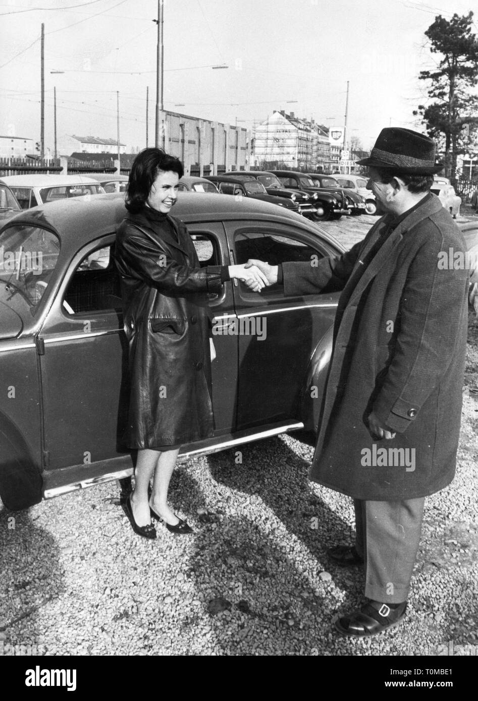 Persone, coppie, una donna e un uomo di dare ad ogni altra mano, Germania, 1963, Additional-Rights-Clearance-Info-Not-Available Foto Stock