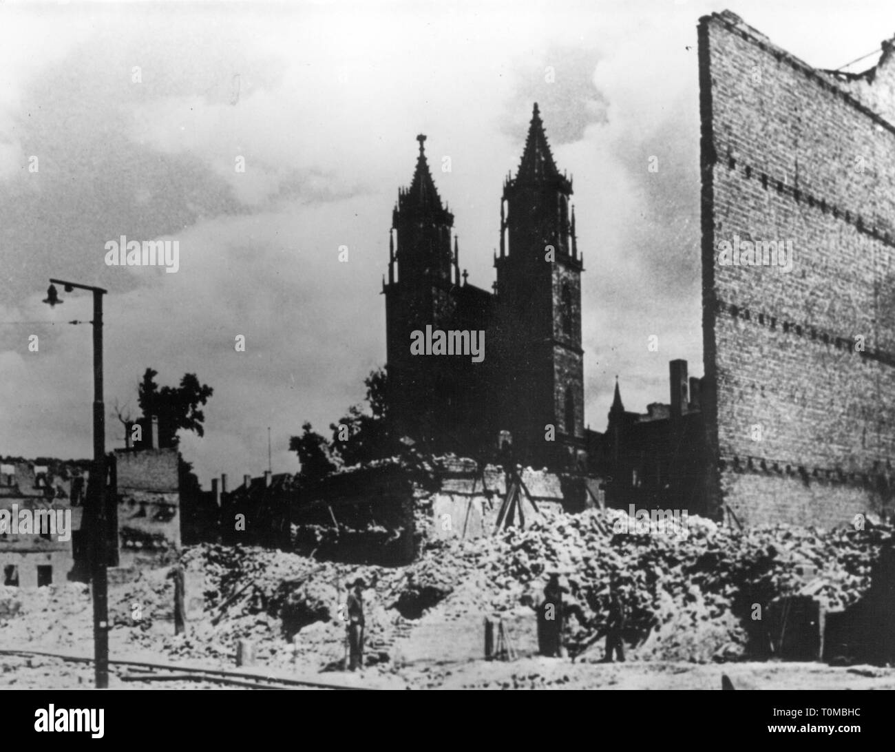 Geografia / viaggi, Germania, di Magdeburgo, strade Ostendorfer Street, vista della Cattedrale di Magdeburgo, 1945, Additional-Rights-Clearance-Info-Not-Available Foto Stock