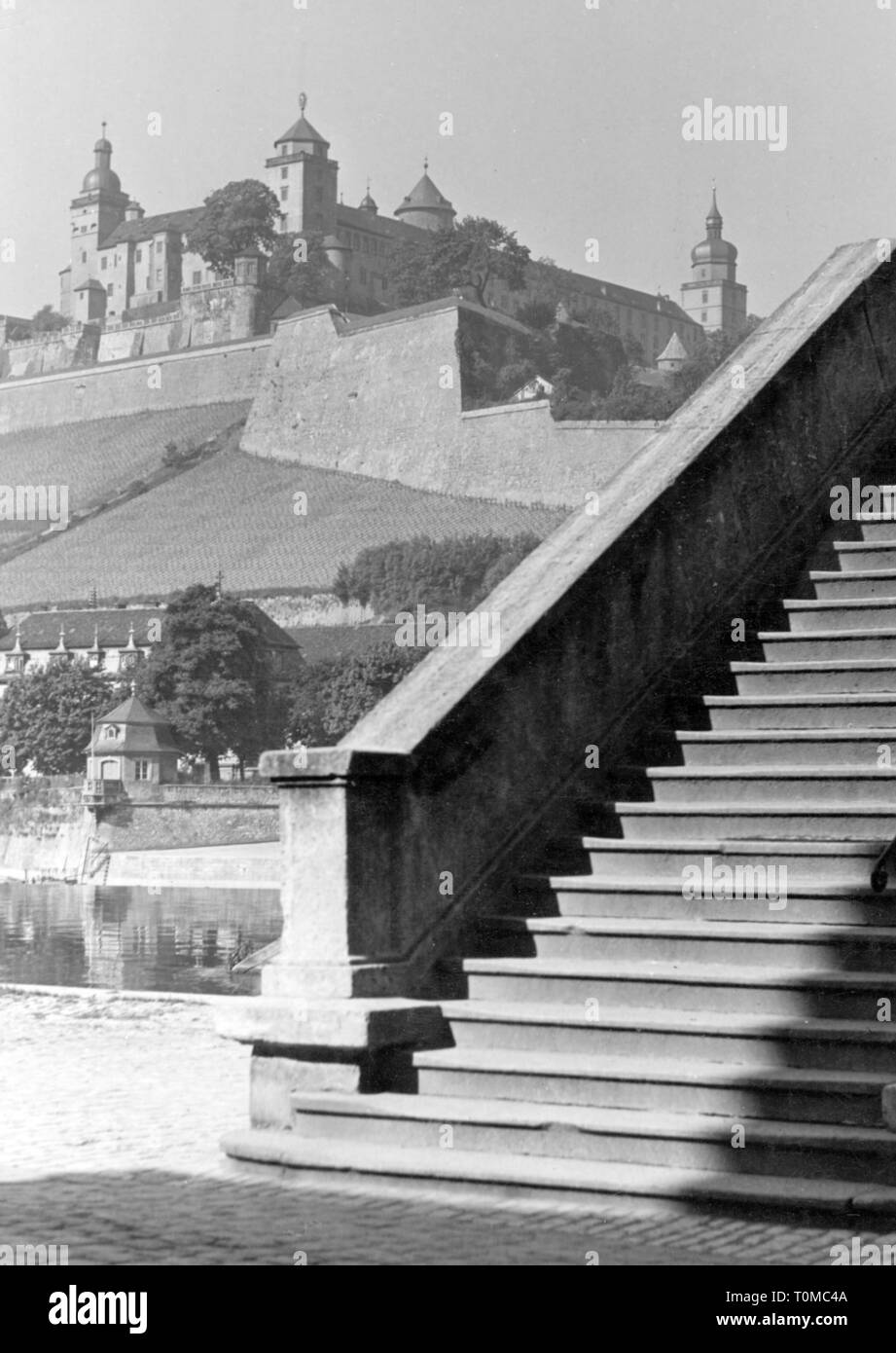 Geografia / viaggi, Germania, Wuerzburg, Fortezza di Marienberg, Vista esterna dalla procedura per il vecchio ponte principale, anni cinquanta, Additional-Rights-Clearance-Info-Not-Available Foto Stock