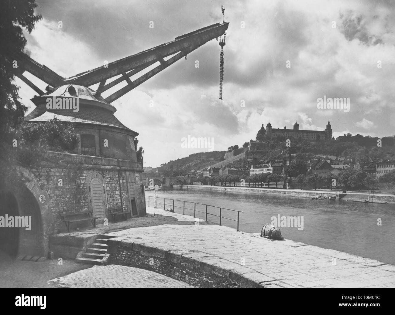 Geografia / viaggi, Germania, Wuerzburg, edificio, Alter Kranen, con vista su tutta la principale alla fortezza di Marienberg 1950, Additional-Rights-Clearance-Info-Not-Available Foto Stock