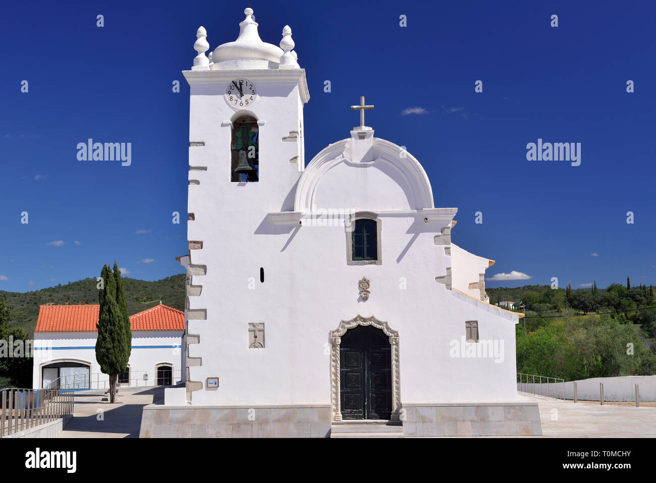 Bianco lavato chiesa medioevale in contrasto con babyblue sky in una giornata di sole Foto Stock