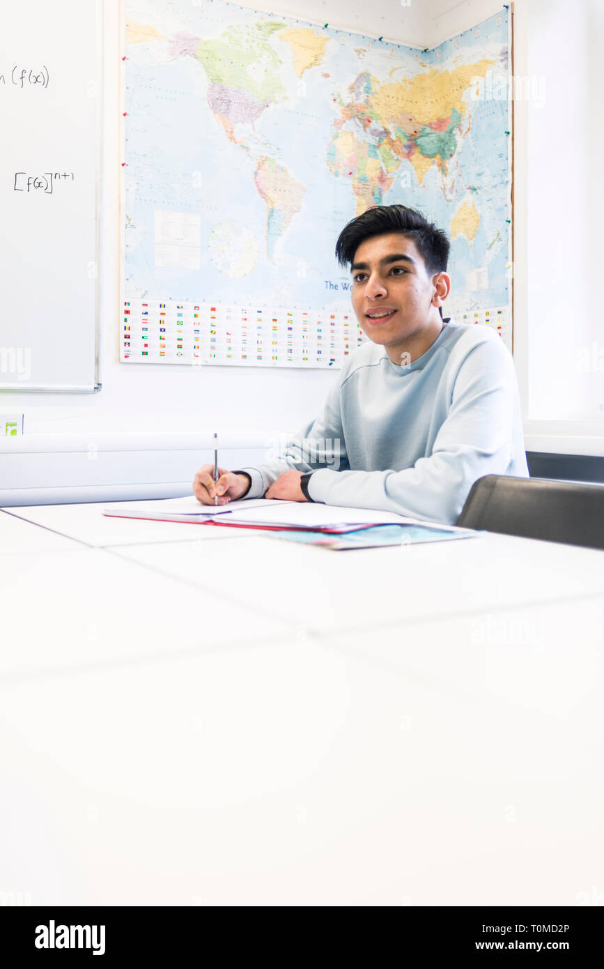 Uno studente internazionale studi hard in una classe in un College di Cambridge Foto Stock