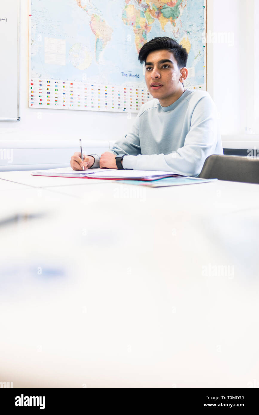 Uno studente internazionale studi hard in una classe in un College di Cambridge Foto Stock