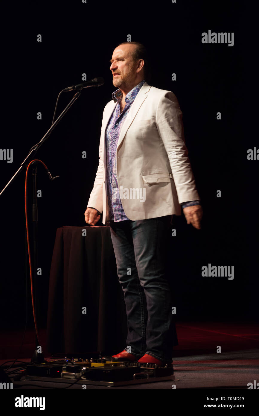 Colin Hay, Australian cantante e cantautore e ex cantante della band australiana degli uomini al lavoro esegue solo nel 2011. Foto Stock