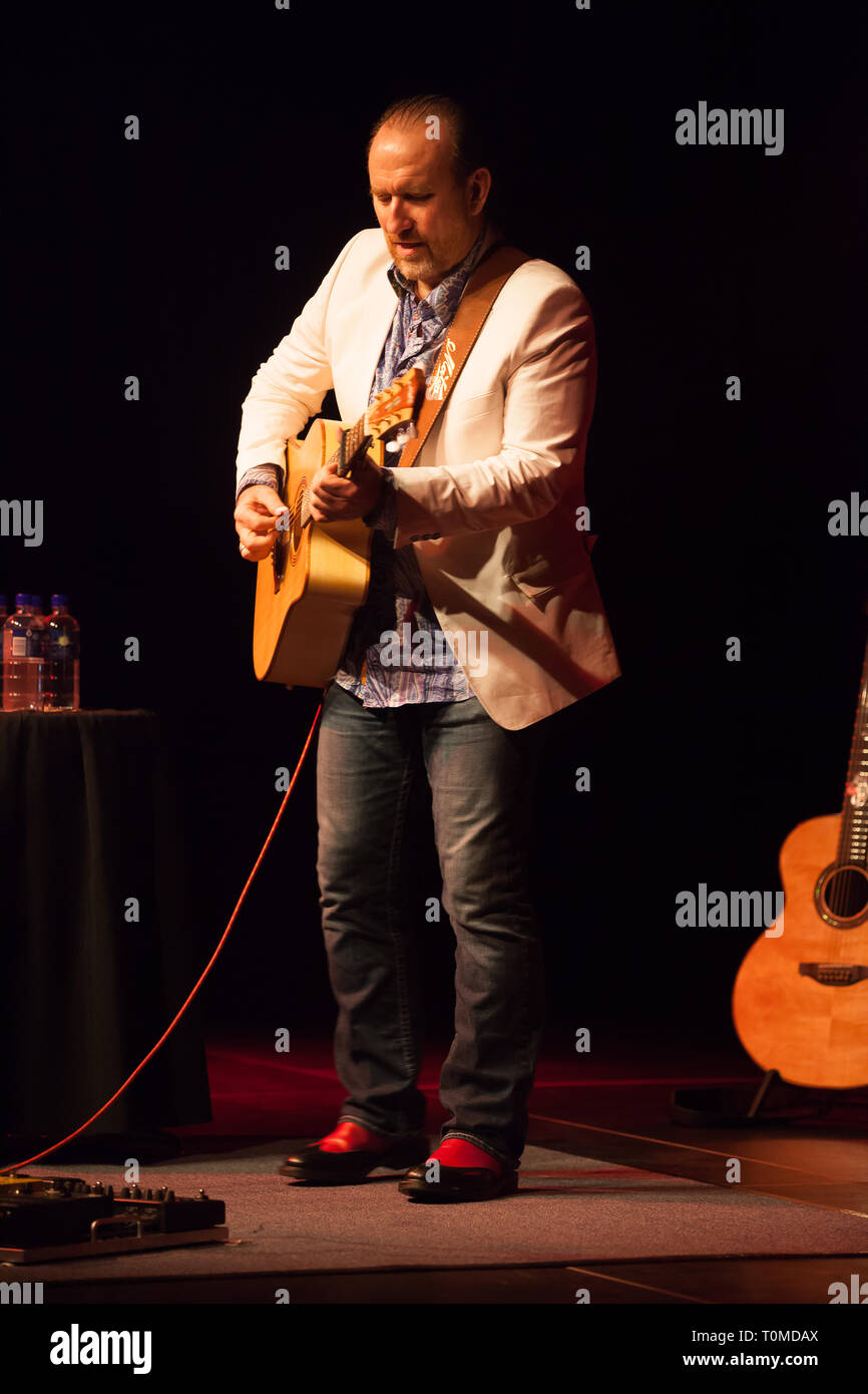 Colin Hay, Australian cantante e cantautore e ex cantante della band australiana degli uomini al lavoro esegue solo nel 2011. Foto Stock
