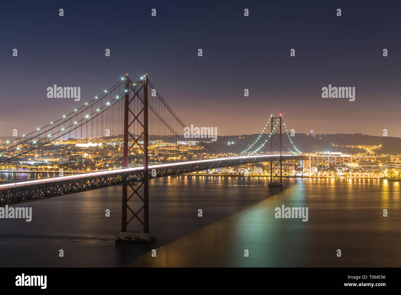 Night Shot di Ponte 25 de Abril (ponte) e Lisbona, Portogallo Foto Stock