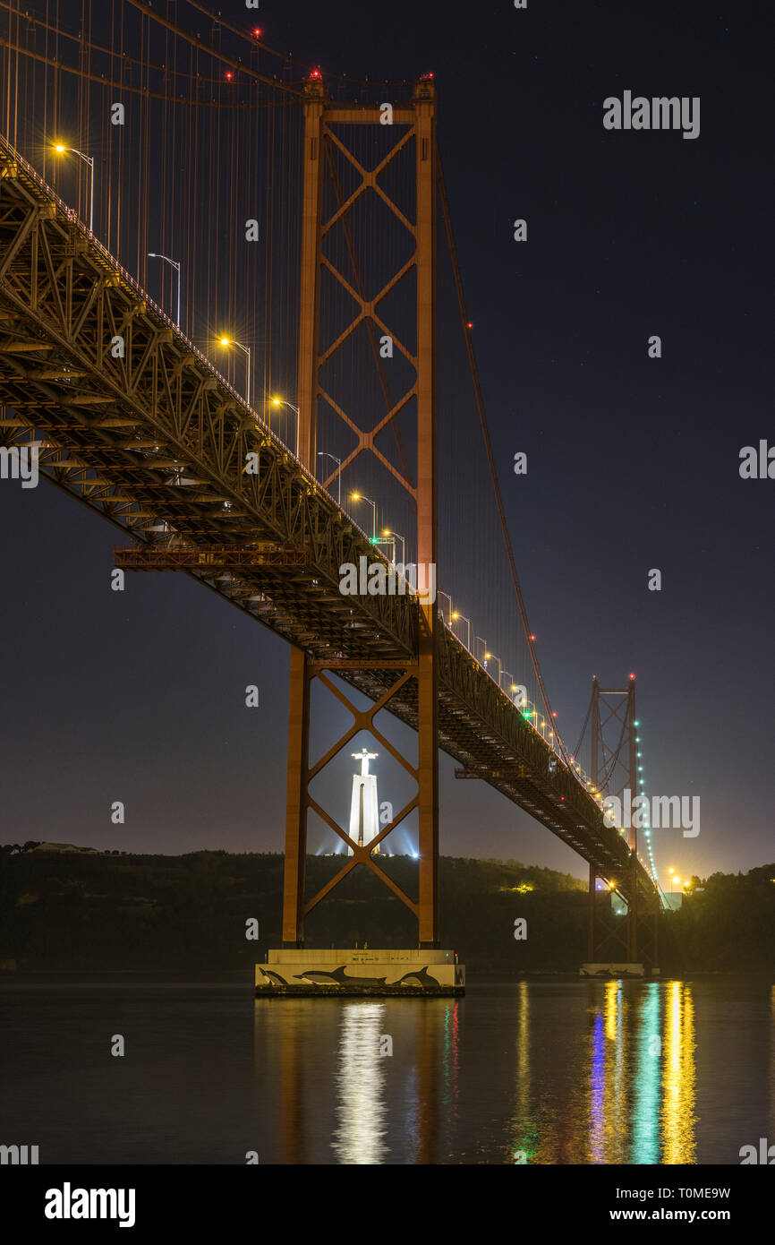 Night Shot di Ponte 25 de Abril (ponte) e Cristo Rei (statua di Cristo in Almada), Lisbona, Portogallo Foto Stock