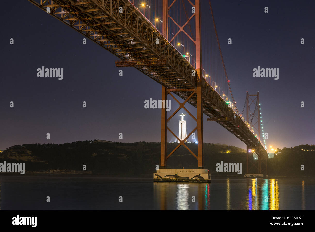 Night Shot di Ponte 25 de Abril (ponte) e Cristo Rei (statua di Cristo in Almada), Lisbona, Portogallo Foto Stock
