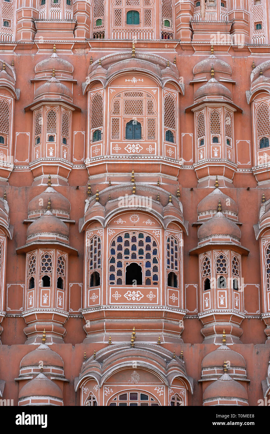 Hawa Mahal, palazzo rosa dei venti nella città vecchia Jaipur, Rajasthan, India. Sfondo dell'architettura indiana, close up Foto Stock
