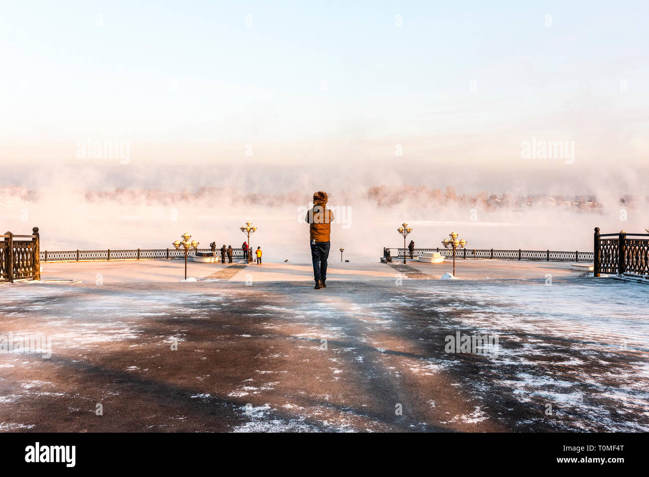Uomo in piedi sulle rive della Irkut, Irkutsk, Siberia, Russia Foto Stock