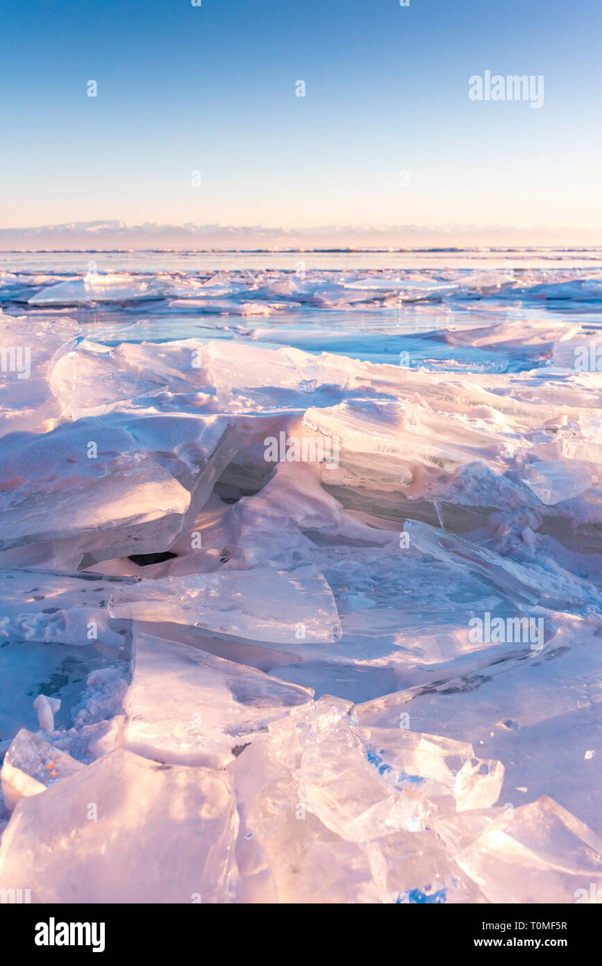 Pezzi di ghiaccio e sculture di ghiaccio al tramonto sul Lago Baikal, Siberia, Russia Foto Stock