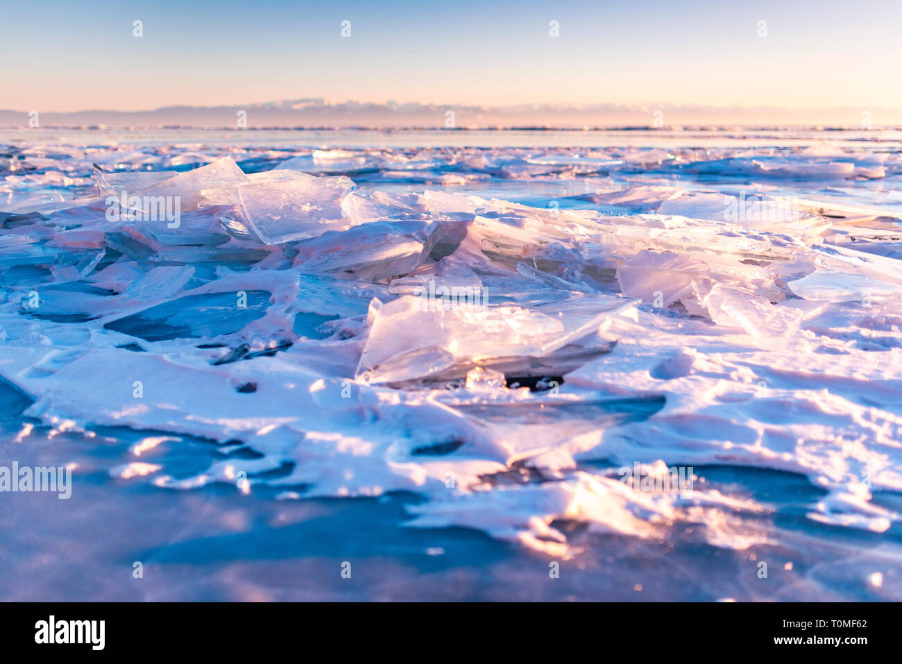 Pezzi di ghiaccio e sculture di ghiaccio al tramonto sul Lago Baikal, Siberia, Russia Foto Stock