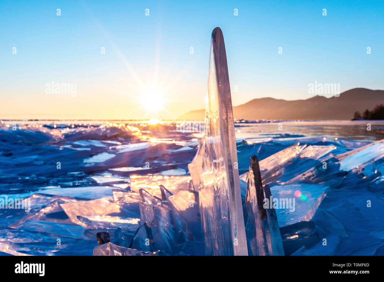 Pezzi di ghiaccio e sculture di ghiaccio al tramonto sul Lago Baikal, Siberia, Russia Foto Stock
