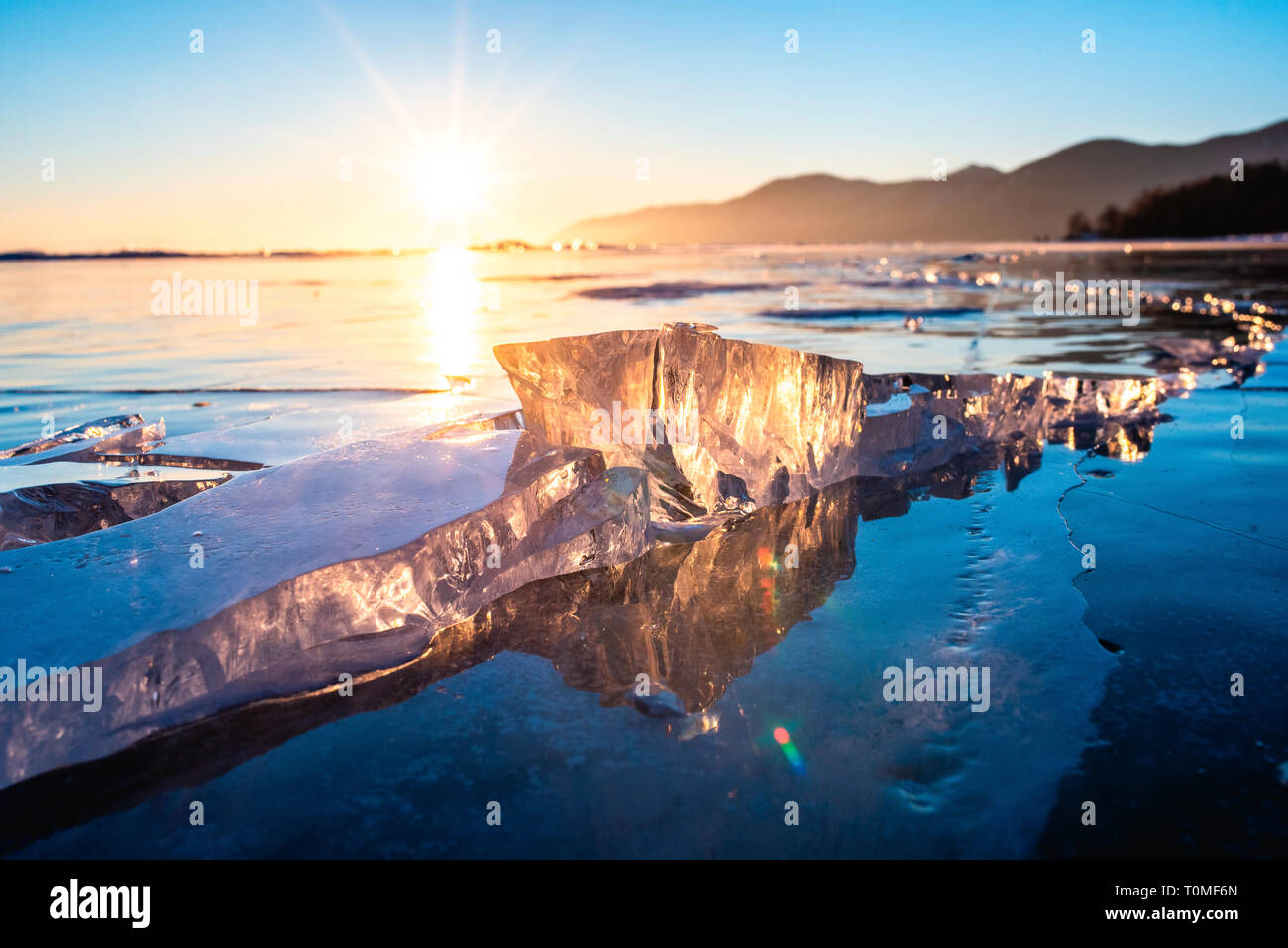 Pezzi di ghiaccio e sculture di ghiaccio al tramonto sul Lago Baikal, Siberia, Russia Foto Stock