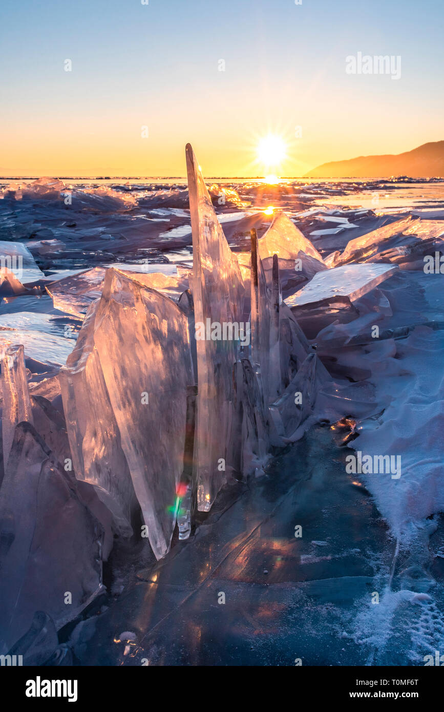 Pezzi di ghiaccio e sculture di ghiaccio al tramonto sul Lago Baikal, Siberia, Russia Foto Stock