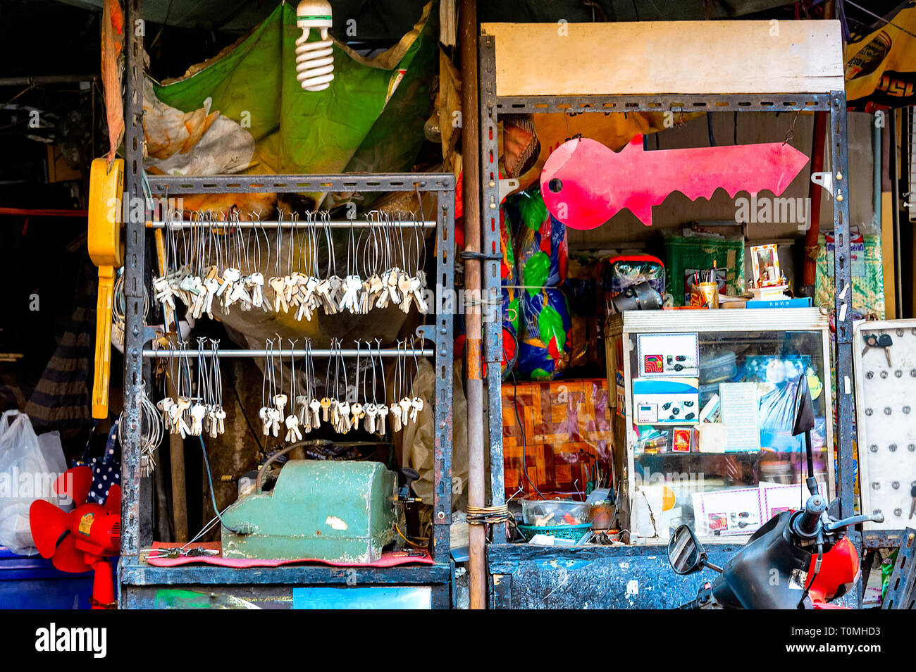 Fabbro di stallo pedonale in genere visualizza il tasto di digital signage e mazzi di chiavi appese su telai metallici per attirare i clienti. Foto Stock