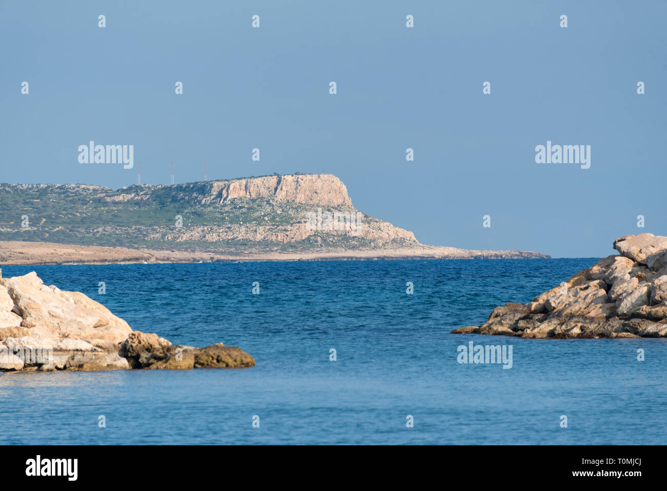 Vista del paesaggio della costa rocciosa in riserva in capo a capo Greco, Protaras, Cipro Foto Stock