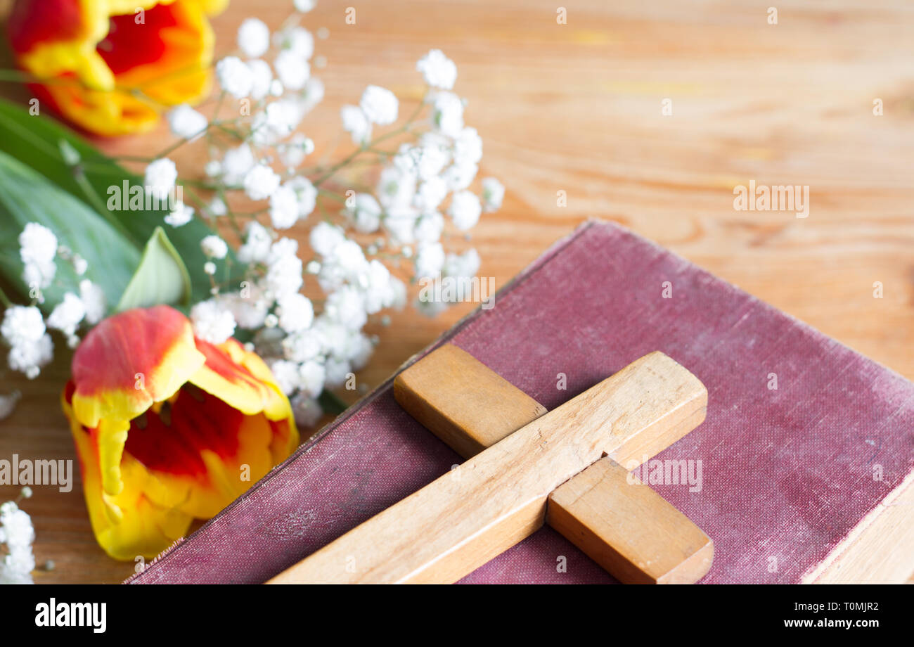Molla di fiori di pasqua e la croce su sfondo di legno Foto Stock