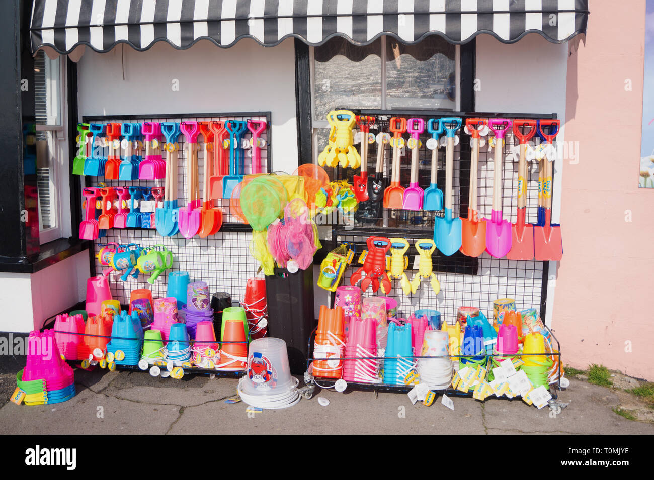 Colorato negozio di giocattoli sulla Lyme Regis Beach Dorset Inghilterra Foto Stock