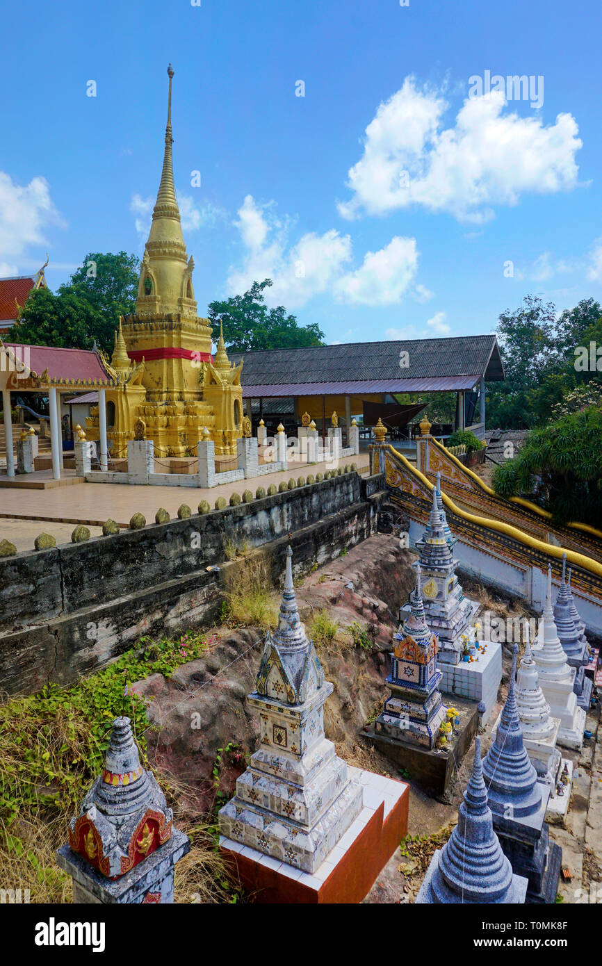 Grave stupas a Golden Chedi, pagoda rossa al tempio Wat Ratchathammaram o Wat Sila Ngu Tempio Koh Samui, Surat Thani, Golfo di Thailandia, Tailandia Foto Stock