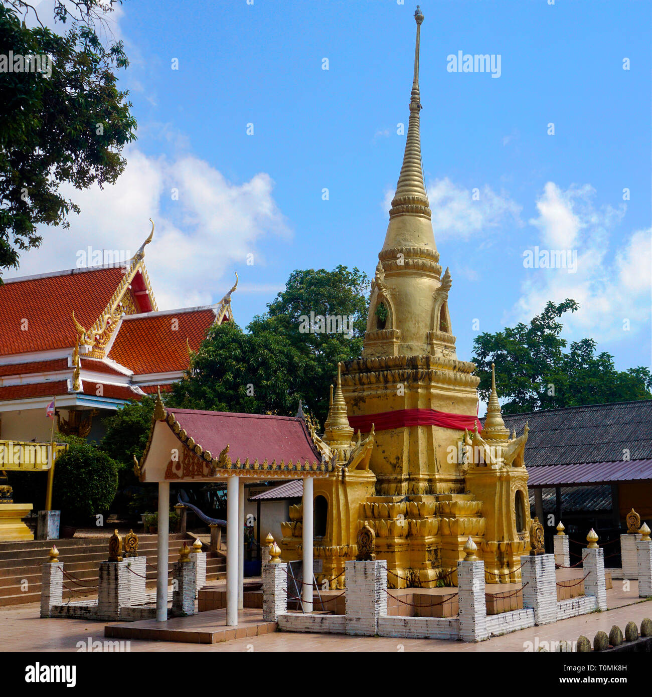Golden Chedi, pagoda rossa al tempio Wat Ratchathammaram o Wat Sila Ngu Tempio Koh Samui, Surat Thani, Golfo di Thailandia, Tailandia Foto Stock