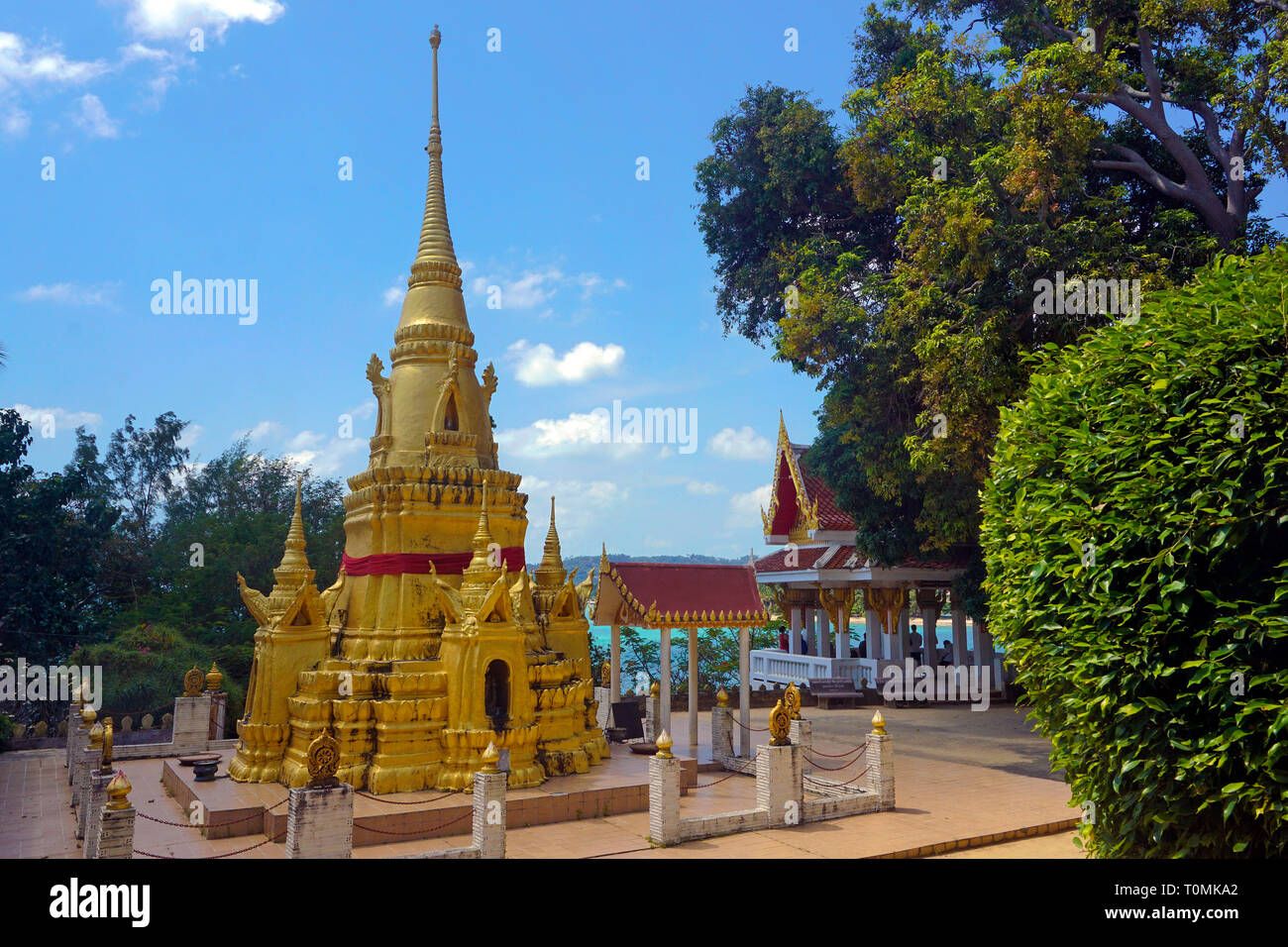 Golden Chedi, pagoda rossa al tempio Wat Ratchathammaram o Wat Sila Ngu Tempio Koh Samui, Surat Thani, Golfo di Thailandia, Tailandia Foto Stock