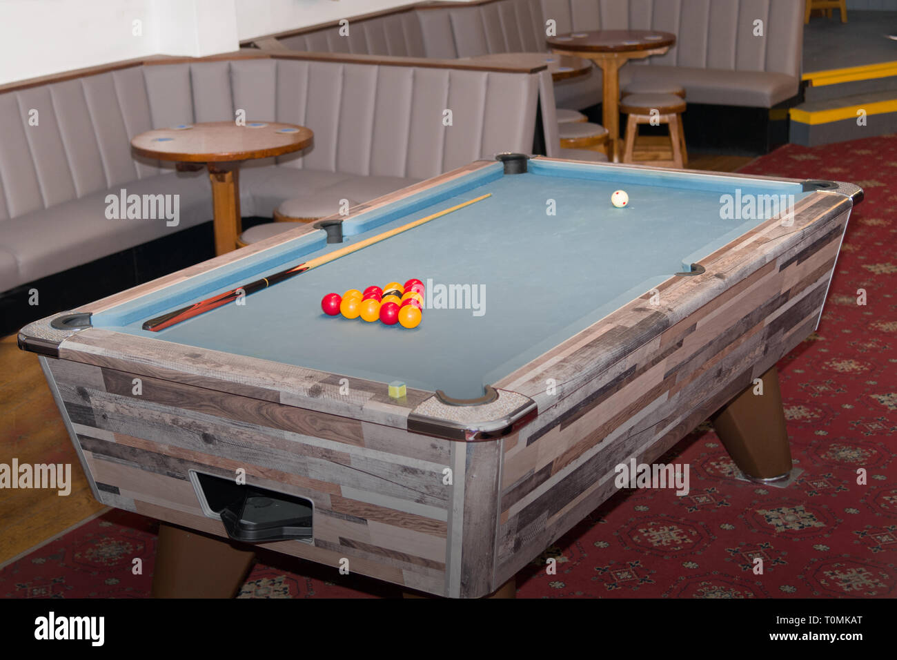 Un tavolo da biliardo è impostato e attende i giocatori per arrivare Foto Stock