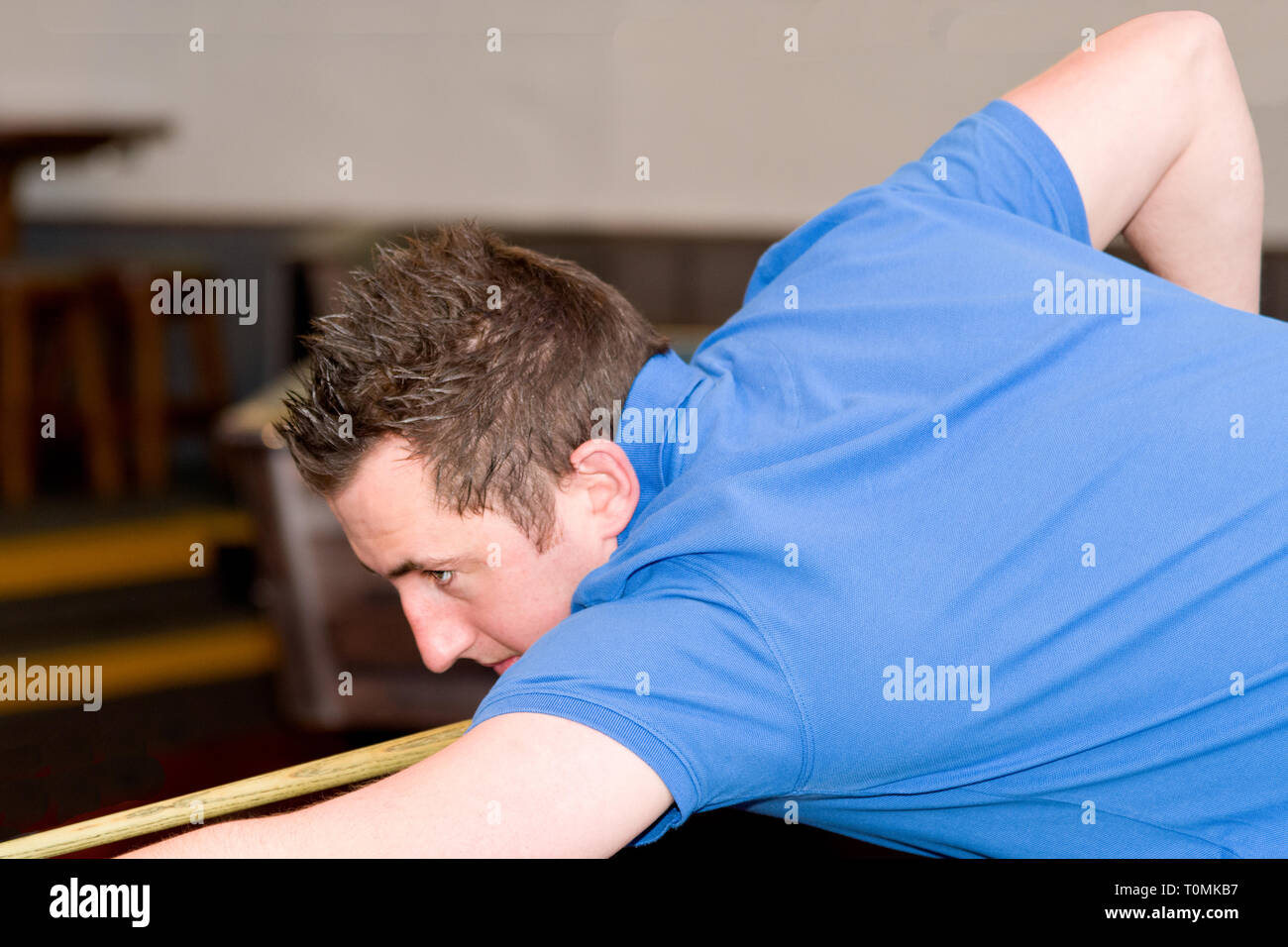 Un pool player con gel per capelli spiked linee fino a lungo pot Foto Stock