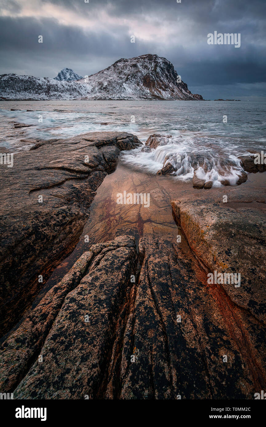 Le onde a rocce di Haukland sulla spiaggia di Lofoten, Norvegia Foto Stock