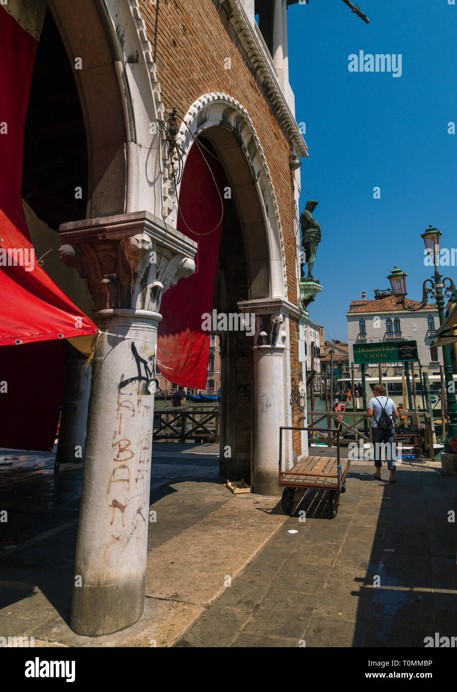 La loggia del mercato del pesce di Rialto, regione Veneto, Venezia, Italia Foto Stock