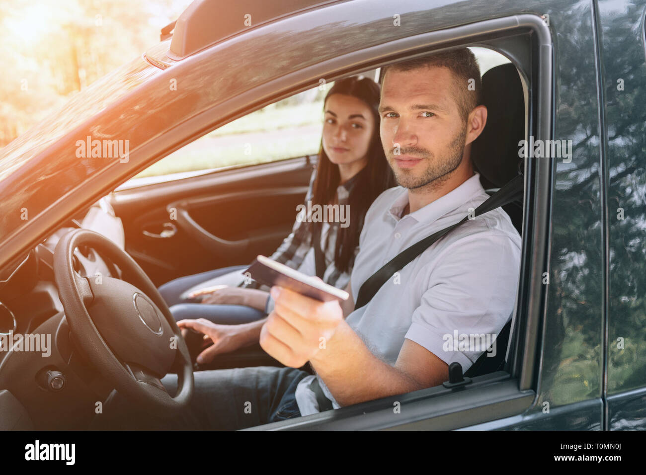 L'uomo dona il suo passaporto al funzionario doganale. Le dogane, valico di frontiera, viaggio in auto. Foto Stock