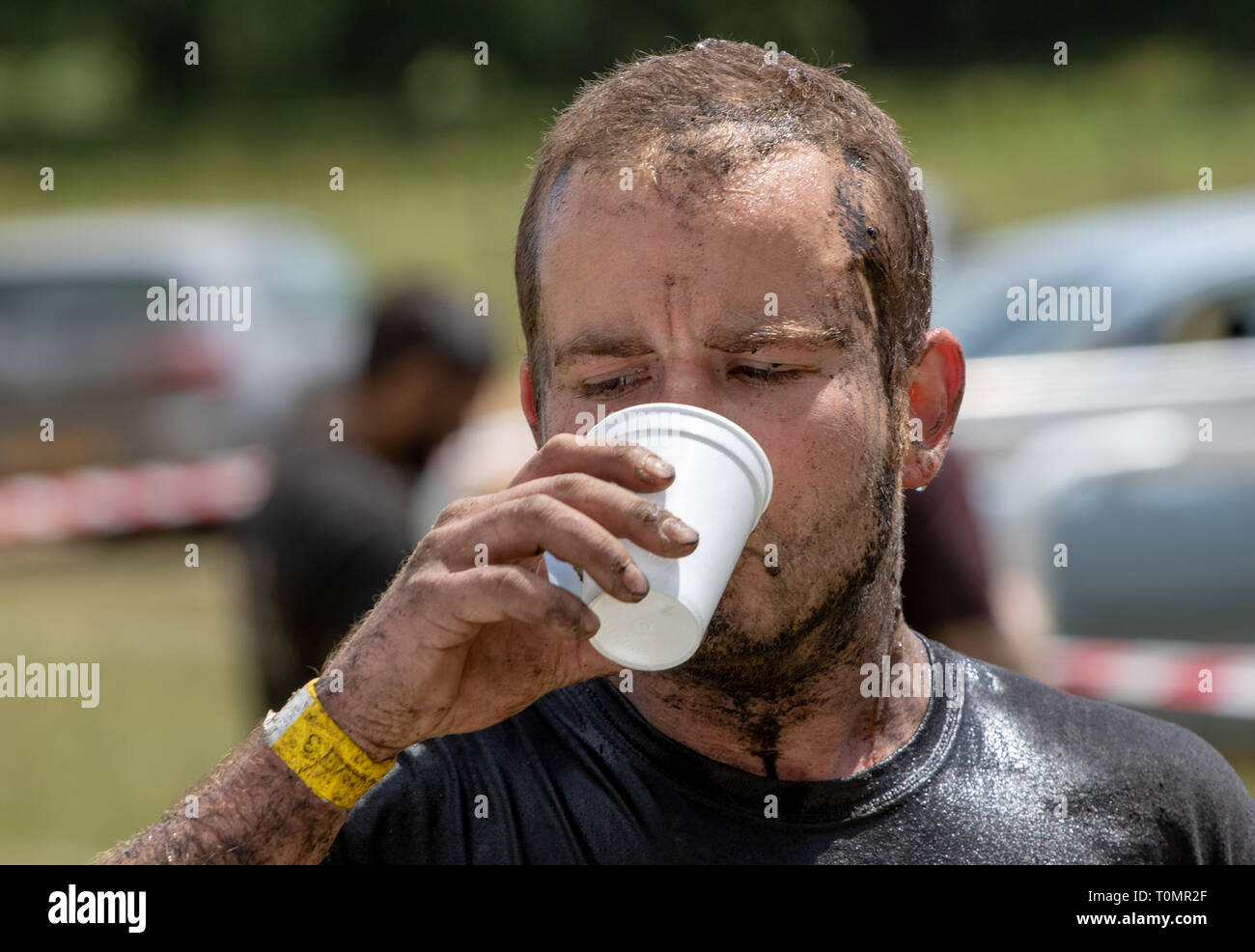 Alla fine di un fango eseguire un concorrente drink da un bicchiere in  polistirene Foto stock - Alamy