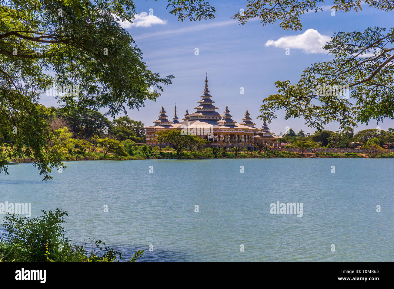 Incredibile Kyauk Ka Lat Pagoda nei pressi di Hpa-an, Myanmar Foto Stock