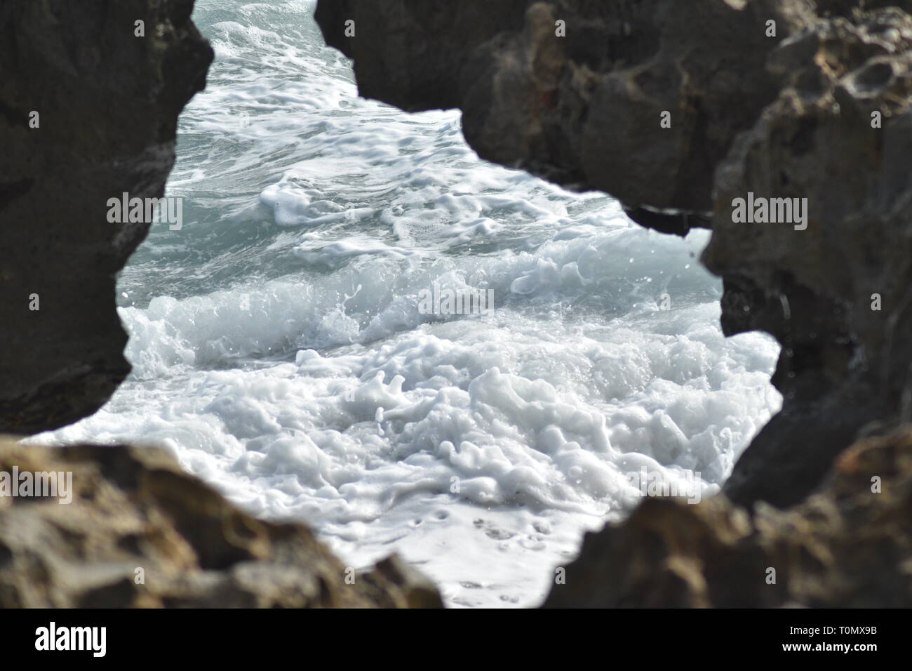 Il rotolamento onde marine visto attraverso le rocce calcaree a rocce di soffiaggio preservare Florida Foto Stock