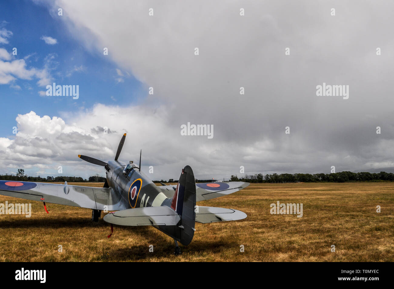 Una seconda guerra mondiale RAF Supermarine Spitfire si siede sul prato come un tempo si chiude anteriore a. Presso l'aerodromo di cofano, Masterton, Nuova Zelanda. Nuvole Foto Stock