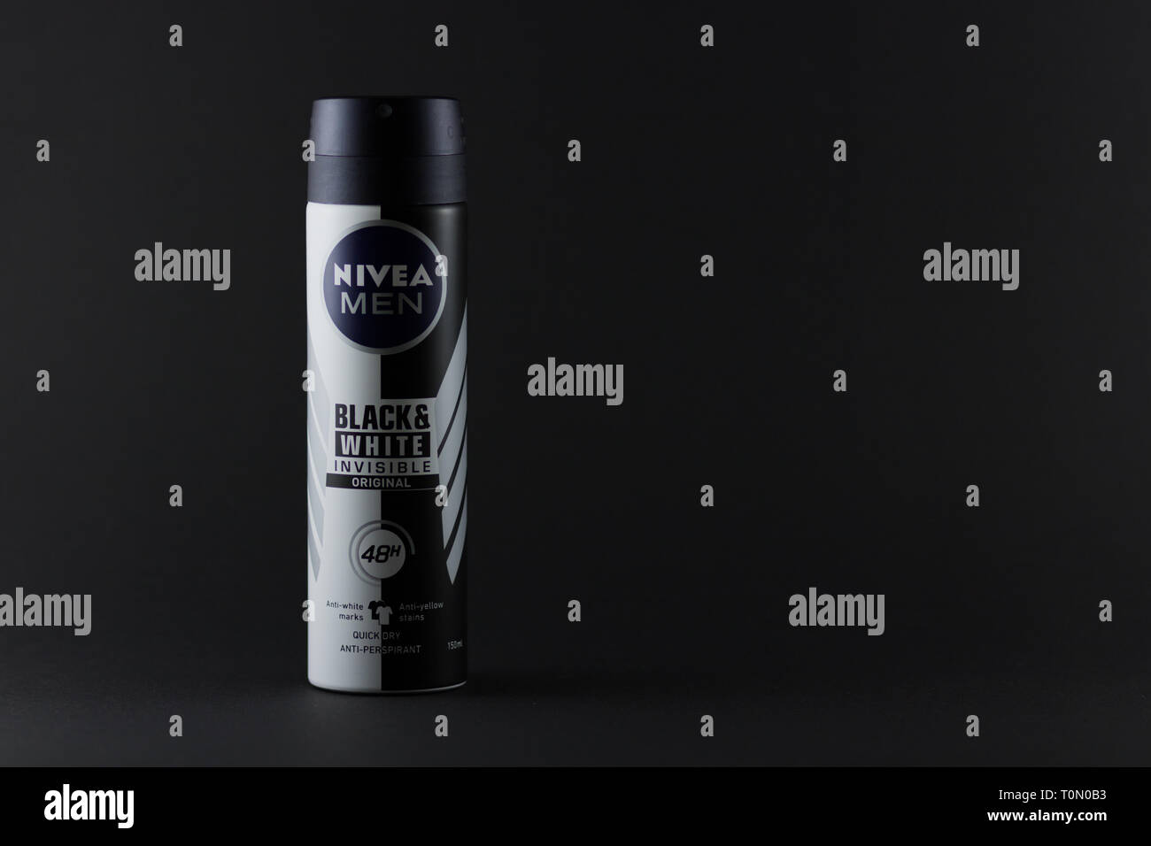 Nivea uomini in bianco & nero deodorante isolata su uno sfondo nero. Nivea è un global la cura della pelle e del corpo marchio che è di proprietà della società tedesca Beiersd Foto Stock