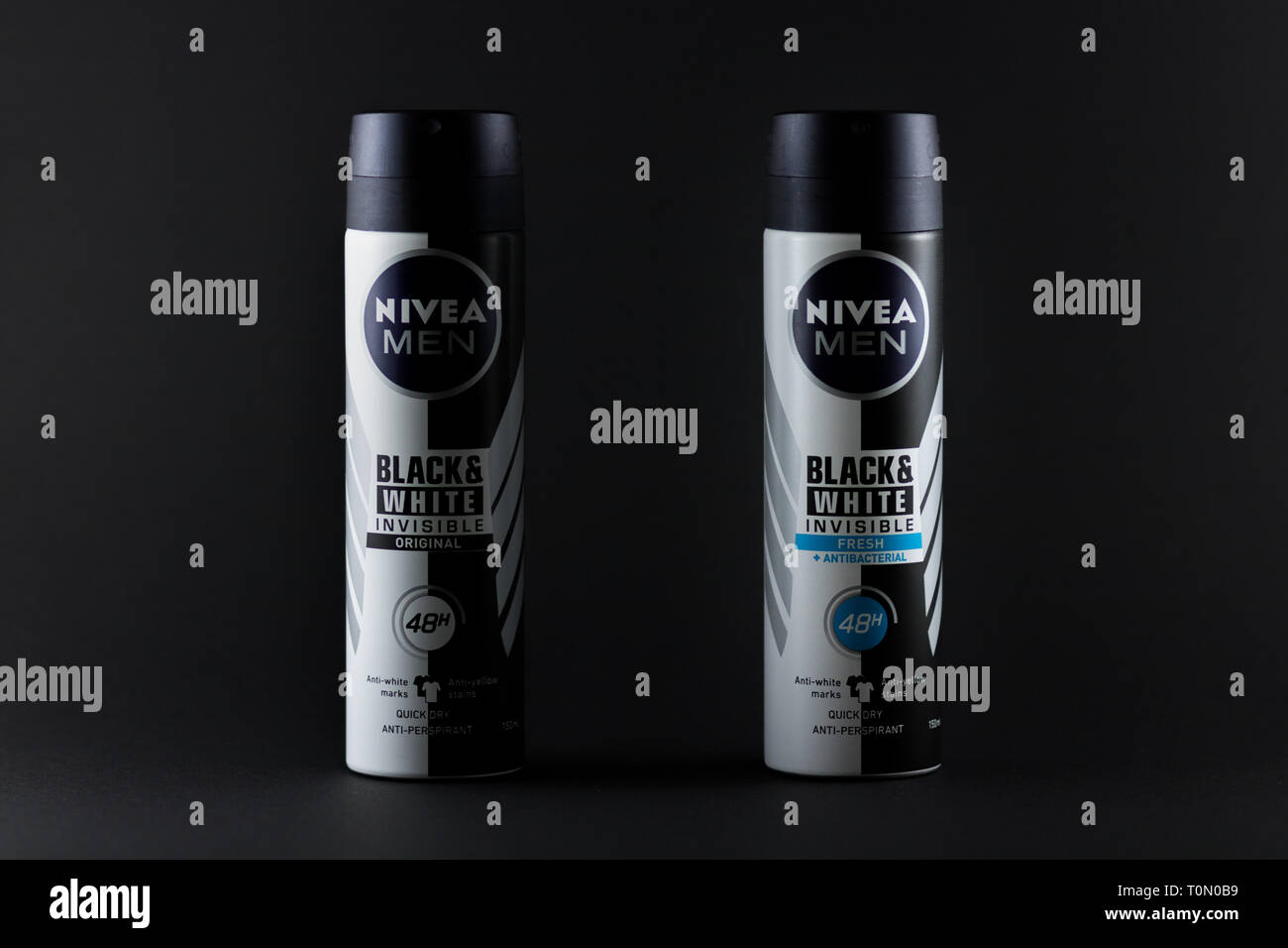Nivea uomini in bianco & nero deodorante isolata su uno sfondo nero. Nivea è un global la cura della pelle e del corpo marchio che è di proprietà della società tedesca Beiers Foto Stock