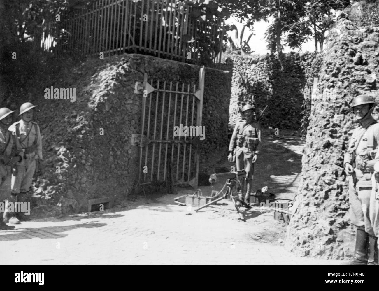 I marinai' ammutinamento a Lisboa, 8.9.1936, sentry dell esercito e dopo che la sua soppressione, 17.9.1936, marinaio, marinaio, marinai, marinai, insurrezione, ribellione, insorgenze, rivolte, ribellioni in rivolta, soldati, soldato, esercito portoghese, forze armate, Vickers mitragliatrice, Brodie acciaio casco, acciaio casco, elmetti di acciaio, ingresso, Uscio, gate, cancelli, guardia, dittatura militare, dittature militari, Estado Novo, Portogallo, 1930, 30s, ventesimo secolo, la gente, uomini, l'uomo, maschio, Lisboa, Lisbona, esercito, gli eserciti, storico, storico Additional-Rights-Clearance-Info-Not-Available Foto Stock