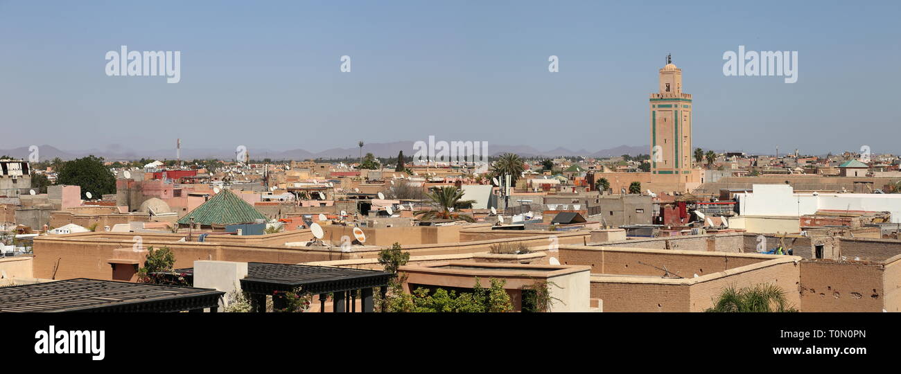 Moschea Ben Youssef e dello skyline di Marrakesh dal giardino segreto tower, Rue Mouassine, Medina, Marrakech, regione Marrakesh-Safi, Marocco, Africa del nord Foto Stock