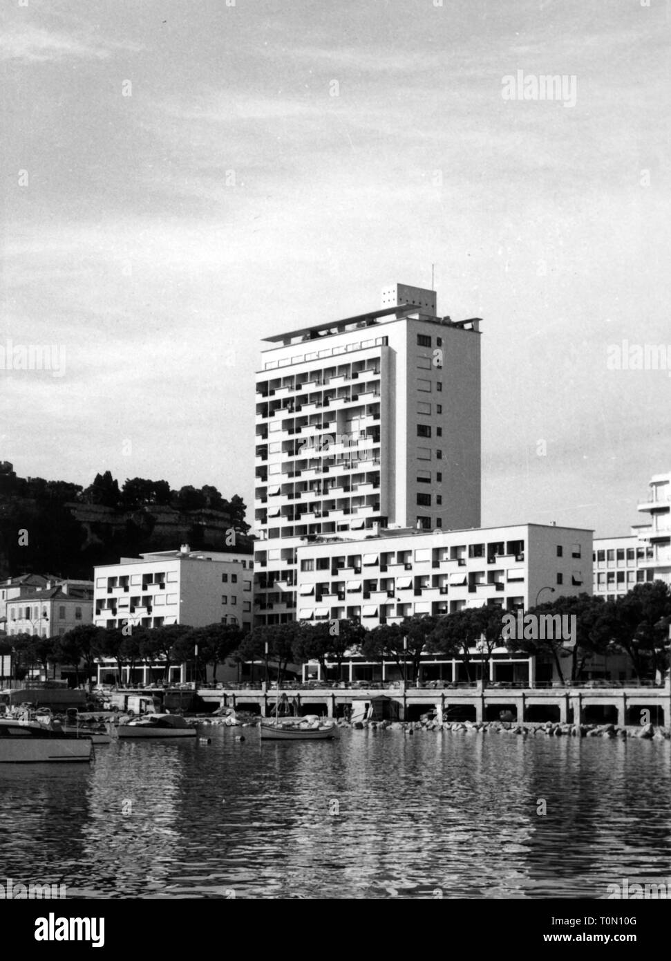 Geografia / viaggi, Monaco, edificio nuovo edificio multi-piano presso il porto, vista esterna, 1960, Additional-Rights-Clearance-Info-Not-Available Foto Stock