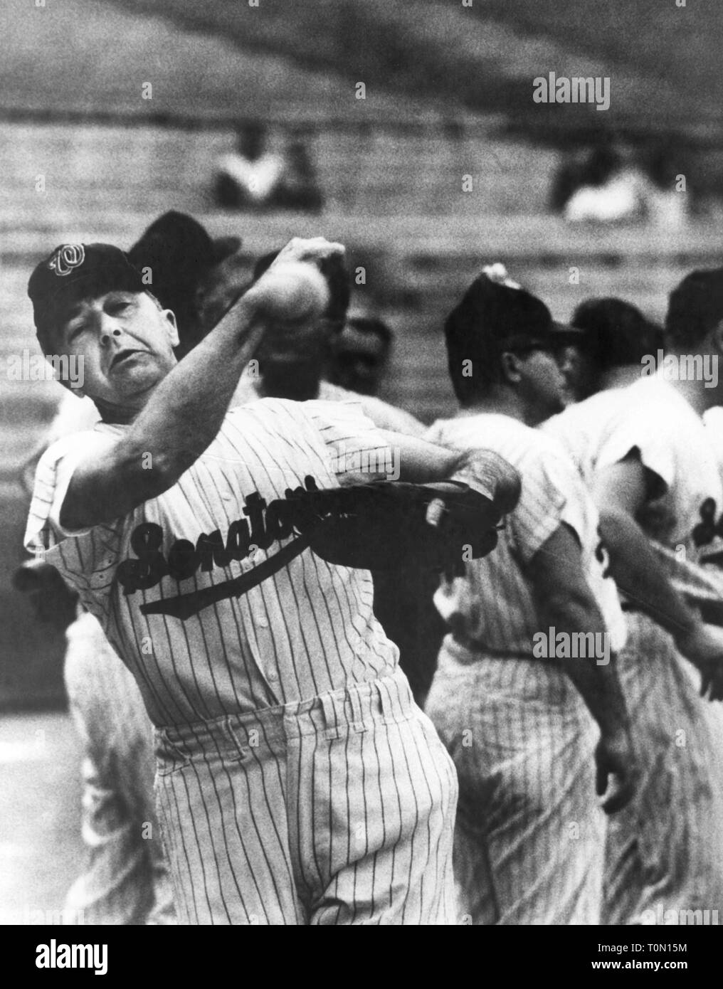 Sport, baseball, giocatore del Washington senatori lancia la palla per il fotografo, 1964, Additional-Rights-Clearance-Info-Not-Available Foto Stock