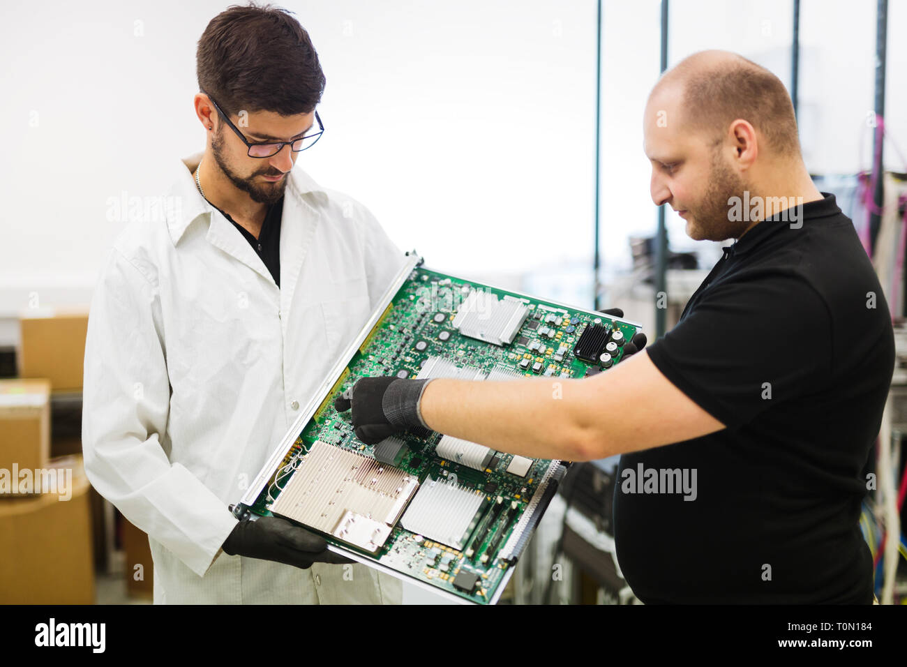 Ritratto di giovane ingegnere azienda CMTS card Foto Stock