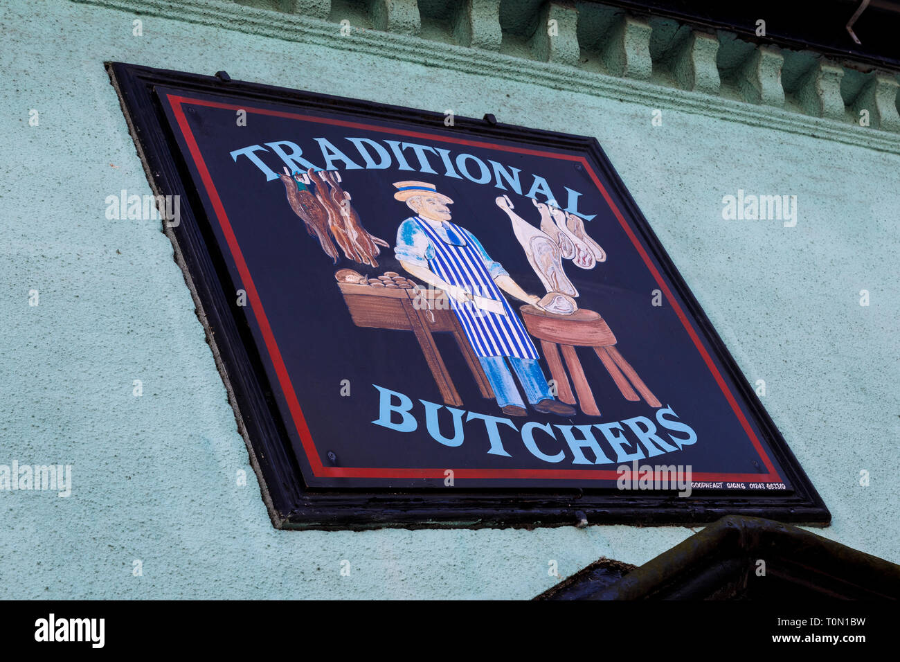 Dipinte a mano e segno sopra l'ingresso anteriore per un tradizionale macellerie, Arundel, Sussex, Regno Unito. Foto Stock