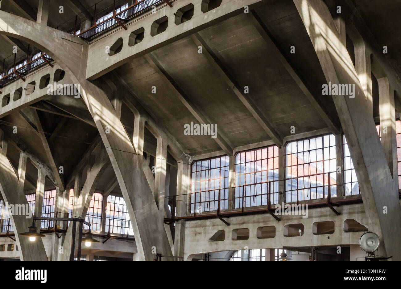 Hala Targowa o tradizionale Shopping Mall a Wroclaw in Polonia. Cemento e costruzioni di metallo del vecchio edificio. Foto Stock