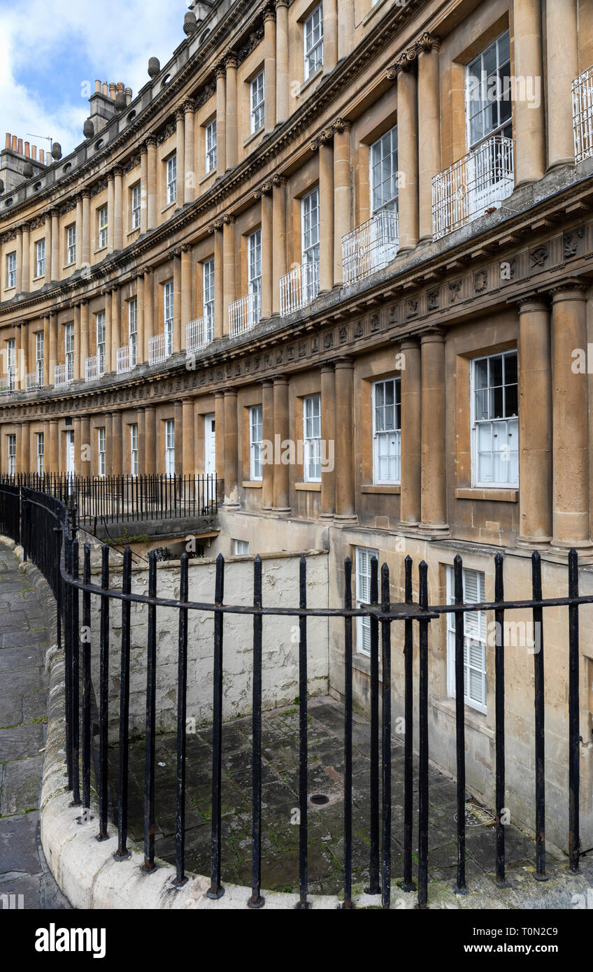 Il Circus Bath è una strada storica di grandi case cittadine georgiane progettate dall'architetto John Wood the Elder, City of Bath, Somerset, Inghilterra, Regno Unito Foto Stock